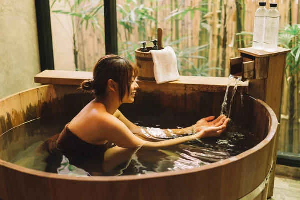 Onsen系列 亚洲妇女在木制浴缸洗澡 — 图库照片