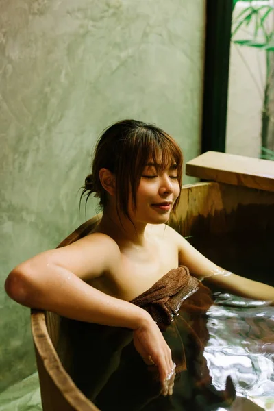 Onsen Série Mulher Asiática Relaxante Banheira Madeira — Fotografia de Stock
