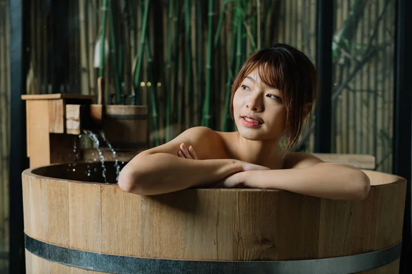 Onsen Serie Asiatin Entspannt Sich Holzbadewanne — Stockfoto