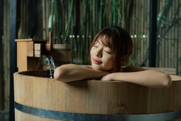 Seria Onsen Azjatka Relaksująca Się Drewnianej Wannie — Zdjęcie stockowe