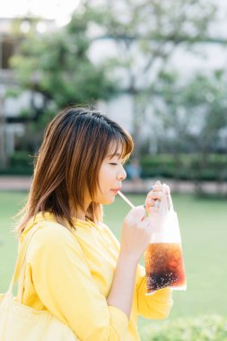 Yaşam tarzı serisi: Bangkok, Tayland için buz torbası meşrubat içme