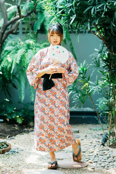 Lifestyle Series Asian Woman Yukata Holding Paper Fan — стоковое фото