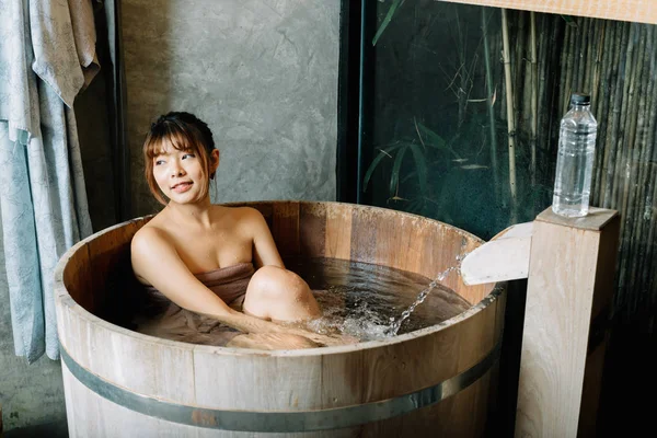 Onsen Σειρά Ασιάτισσα Γυναίκα Χαλαρώνοντας Στην Ξύλινη Μπανιέρα — Φωτογραφία Αρχείου