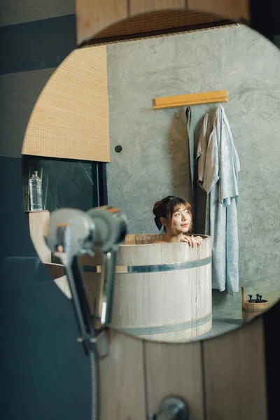 Onsen Serie Aziatische Dames Reflecties Een Spiegel Houten Badkuip — Stockfoto