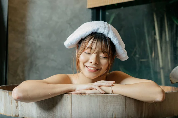 Onsen Série Mulher Asiática Tomando Banho Banheira Madeira — Fotografia de Stock