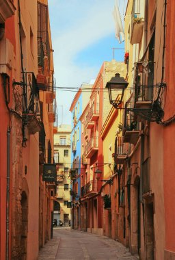 Tarragona, İspanya - 9 Ağustos 2014: Dar sokak Tarragona 