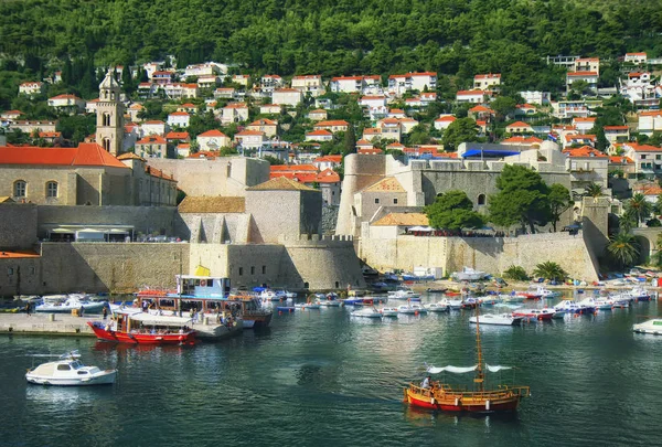 Porto e muralhas de Dubrovnik, destino de viagem popular em Cr — Fotografia de Stock
