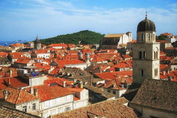 Luchtfoto uitzicht op de daken van de oude stad van Dubrovnik, beroemde reizen des — Stockfoto