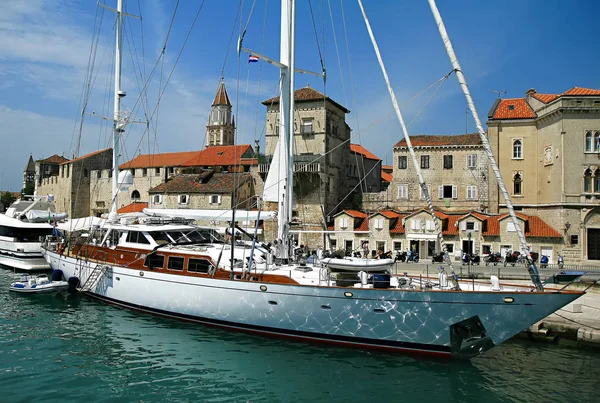 Grande iate no porto na costa do Adriático na Croácia, férias de verão — Fotografia de Stock