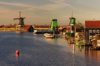 Nehrin yanında yel değirmenleri ile Hollanda'da kırsal manzara