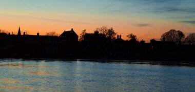 Gün batımı, kırsal manzara Hollanda'da sonra nehrin Köyü