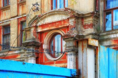 Restorati mahvetti çok eski binanın ön kısım