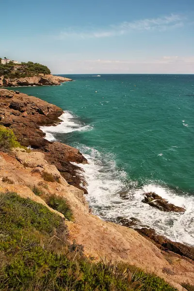 Costa rocosa del mar Baleares en España, hermoso verano o — Foto de Stock