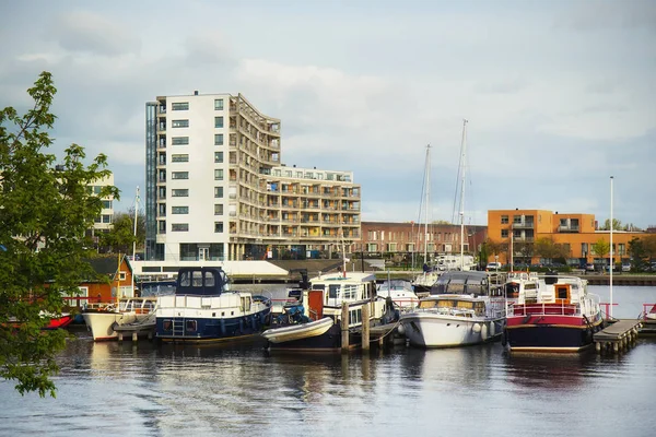 Stadsbilden med båtar i Holland — Stockfoto