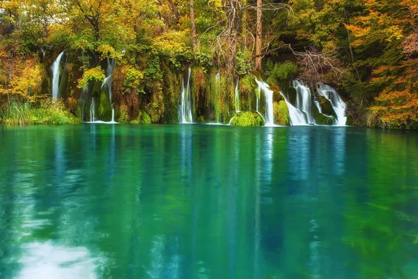 A Plitvicei-tavak Nemzeti park híres turisztikai destin vízesés — Stock Fotó