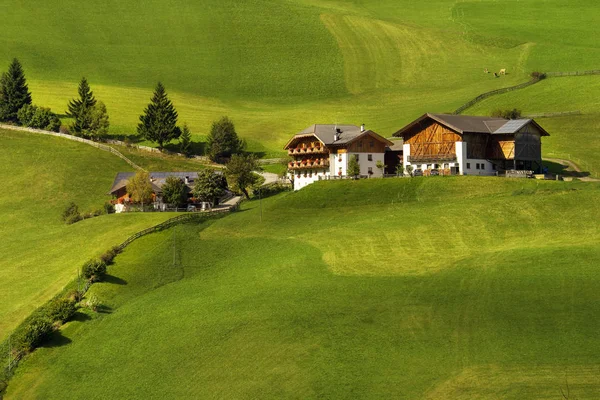 Casa de huéspedes en el Tirol del Sur, pieza de arquitectura local —  Fotos de Stock