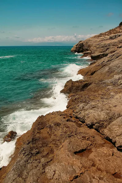 Βραχώδη ακτή του Βαλεαρίδες θάλασσα στην Ισπανία, o όμορφο καλοκαίρι — Φωτογραφία Αρχείου