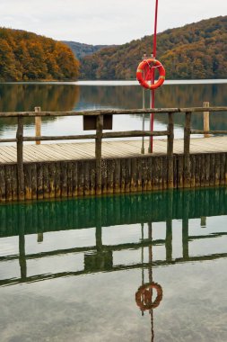İskele Plitvice Gölleri Milli Parkı'nda, Sonbahar sezonu açık backgr