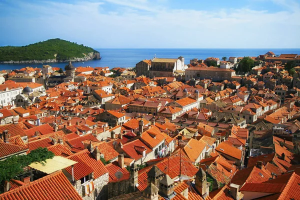 Luchtfoto uitzicht op de daken van de oude stad van Dubrovnik, beroemde reizen des — Stockfoto