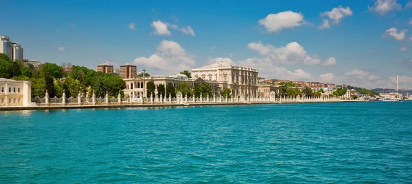 Vista al Palazzo Dolmabahce, popolare attrazione turistica di Istanbu — Foto Stock