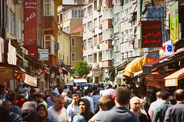 Istanbul, Türkiye - 28 Mayıs 2017: İşlek cadde Fatih bölgesinin