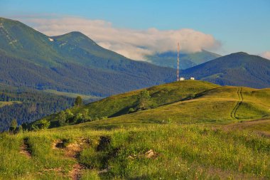 Sabah dağ yatay çizgili radyo kulesi tepenin üzerinde