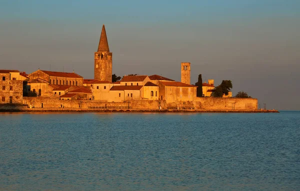 Vista para Porec cidade velha, destino turístico famoso na Croácia em — Fotografia de Stock