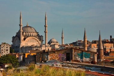 Istanbul, Türkiye - 27 Mayıs 2017: Kentsel sahne gün batımında