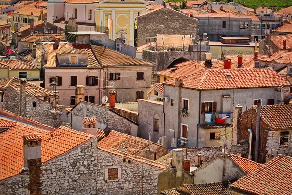 Червоні дахи старого європейського міста — стокове фото