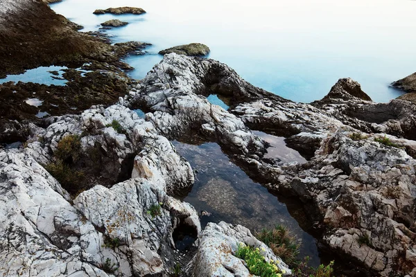 Βραχώδη ακτή της Αδριατικής θάλασσας στο λυκόφως — Φωτογραφία Αρχείου