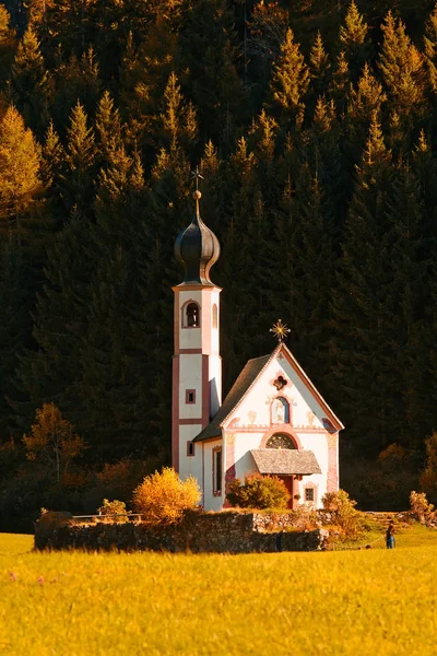 Capilla de St. Johann en Funes Valley, popular destino de viajes en —  Fotos de Stock