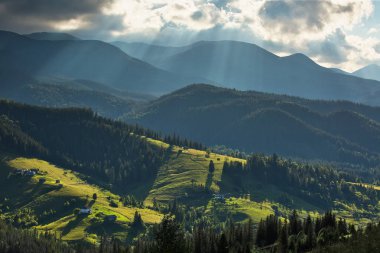 Dağ köyü akşam güneşi altında göster