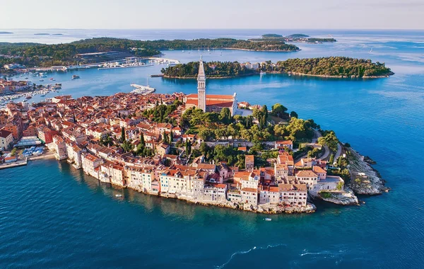 Vista aérea para Rovinj cidade velha, destino de viagem popular na Croácia — Fotografia de Stock