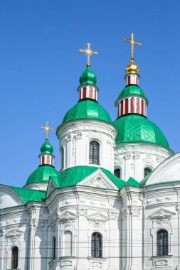 Ukrayna 'nın Kozelets kasabasındaki güzel yeşil kubbeli ortodoks kilisesi