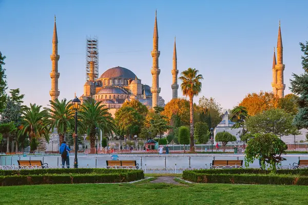 İstanbul, Türkiye - 9 Ekim 2019: Sultanahmet Meydanı 'ndaki Mavi Cami, popüler turizm beldesi