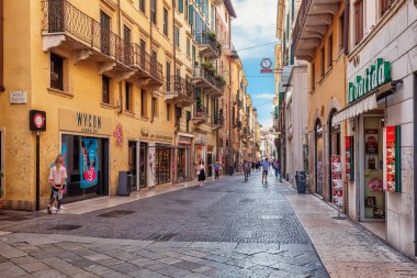 Verona, İtalya - 19 Temmuz 2019: Şehrin tarihi merkezinde yaya sokakları, tipik mimari ve atmosfer