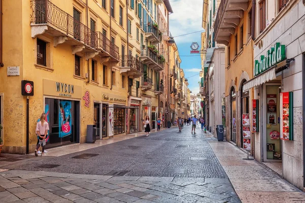 Verona, İtalya - 19 Temmuz 2019: Şehrin tarihi merkezinde yaya sokakları, tipik mimari ve atmosfer