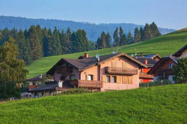 İtalya, Vicenza, Asiago Platosu 'ndaki köye panoramik manzara.