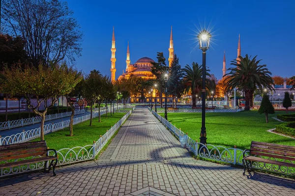 Blue Mosque in Sultanahmet square, popular tourist destination in Istanbul, Turkey — Stock Photo, Image