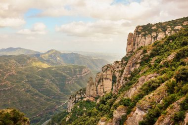 Montserrat Ulusal Parkı 'ndaki Montserrat Manastırı' ndan vadinin manzarası