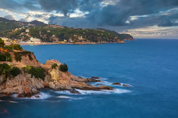 Günbatımından sonra Balearic tatil beldesi Lloret de Mar 'a bak, yaz mevsimi dış plan