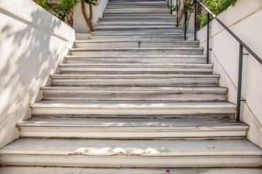 Beyaz merdiven tarihi binaya çıkıyor. Büyükşehir, Türkiye