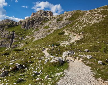 İtalya 'nın Unesco Dünya Mirası' ndaki Tre Cime di Lavaredo Ulusal Parkı 'ndaki dağ manzarası. Yürüyüş yolunda yürüyen insanlar.