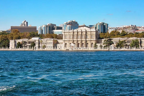 Όμορφο Παλάτι Dolmabahce Δημοφιλές Τουριστικό Αξιοθέατο Στην Κωνσταντινούπολη Τουρκία — Φωτογραφία Αρχείου
