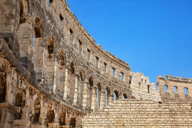 Hırvatistan 'ın Pula kentindeki antik amfitiyatro duvarı. Tarihi miras turizmi ve seyahat geçmişi