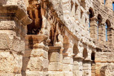 Hırvatistan 'ın Pula kentindeki antik amfitiyatro duvarı. Tarihi miras turizmi ve seyahat geçmişi