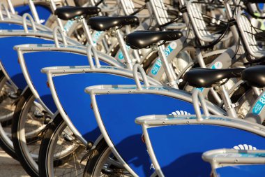 Porec, Hırvatistan - 8 Ağustos 2019: Şehir caddesinde kiralık bisikletler