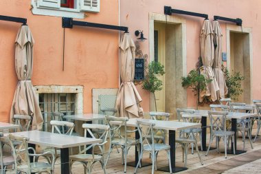 Porec, Hırvatistan - 8 Ağustos 2019: Sabahın erken saatlerinde boş sokak kafesi