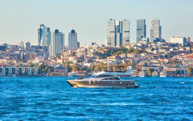 İstanbul, Türkiye - 9 Ekim 2019: İstanbul Boğazı kıyısında hakiki mimari, popüler seyahat merkezi ve Avrupa ile Asya arasında önemli bir geçiş. Boğaz gezisi. İstanbul 'da sonbahar sezonu.