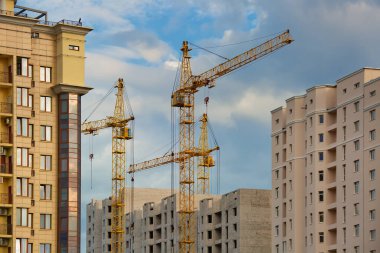 Vinçli inşaat alanı, kentsel arka plan